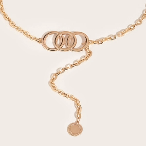 Ceinture chaîne dorée élégante avec trois anneaux entrelacés et pendentif circulaire