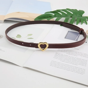 Ceinture élégante en cuir marron foncé pour femme avec une boucle dorée en forme de cœur
