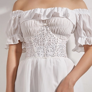 Robe blanche à épaules dénudées avec corset à paillettes brillantes et manches à volants