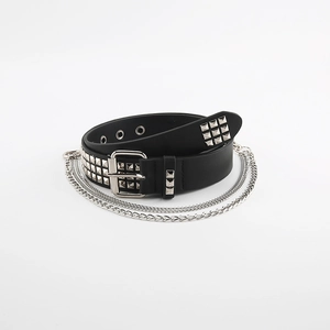 Details des Gothic-Punk-Gürtels mit silbernen Quadratnieten und mehrlagigen Ketten