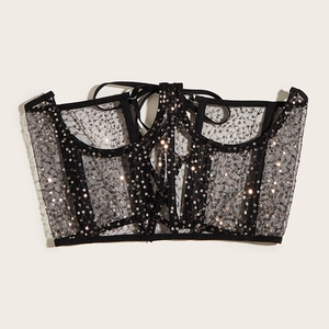 Détail du corset en mesh noir avec sequins scintillants et baleines de maintien