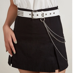 Detail eines weißen Gothic-Punk-Gürtels mit silbernen Nieten und dreifacher Metallkette