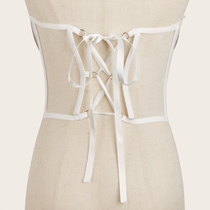 Ceinture corset blanche avec rubans en satin lacés et œillets métalliques argentés
