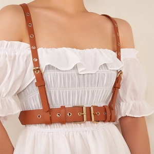 Harnais en cuir marron style punk avec boucles dorées et œillets sur robe blanche