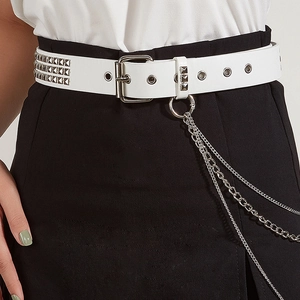 Nahaufnahme weißer Punk-Gürtel mit quadratischen Metallnieten und dreilagigen Seitenketten
