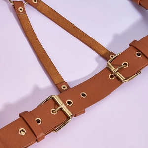 Détails du harnais de corps style punk marron avec boucles en métal doré et oeillets