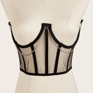 Détail de la ceinture corset en mesh noir avec décor de chaîne en métal argenté sur mannequin