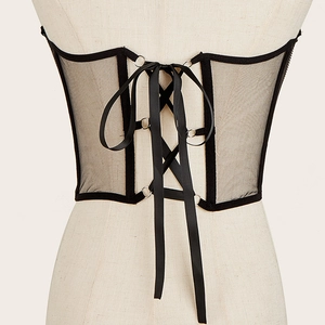 Vue détaillée du corset en maille noire avec laçage réglable et œillets métalliques