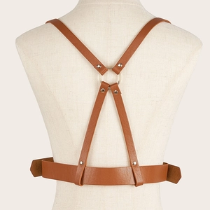 Détail arrière du harnais de corps punk en cuir marron avec anneaux en argent sur mannequin
