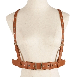 Harnais corps en cuir marron avec œillets punk en métal et fermeture à double boucle