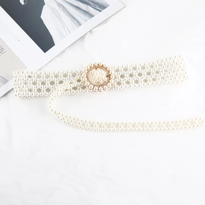 Close-up of pearl woven elastic belt featuring a decorative round floral pearl buckle