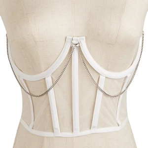 Ceinture corset blanche avec chaînes métalliques et structure en maille sur mannequin