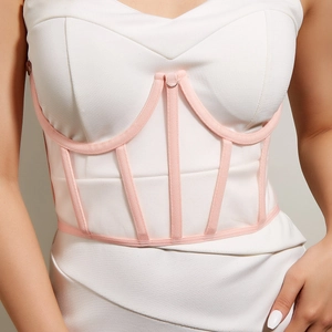 Robe bustier blanche ajustée avec armature corset rose et détail de bague en métal