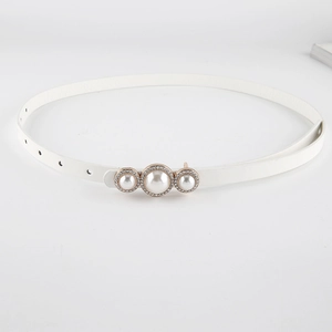 Ceinture fine en cuir verni blanc avec boucle triple anneau en perles et strass