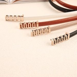 Ceinture Fine en Cuir PU Style Coréen pour Femmes Avec Boucle en Alliage Doré Ondulé Ceinture Vintage Couleur Unie pour Jeans