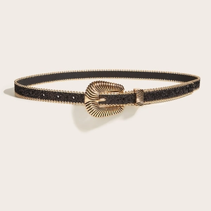 Détail de la ceinture noire pailletée avec boucle dorée en coquillage et bordure perlée