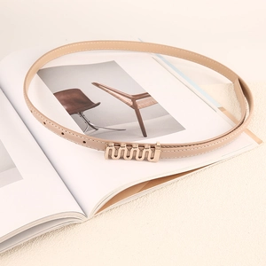 Ceinture fine femme en cuir beige avec boucle dorée ondulée pour jeans ou robes