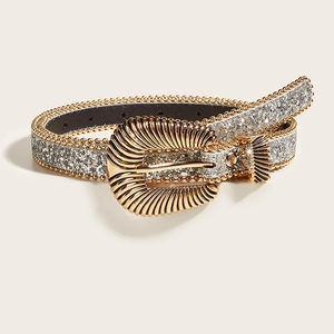 Ceinture pailletée pour femmes avec boucle dorée ciselée et bords perlés sur fond blanc