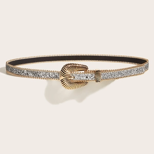 Détail de la ceinture fine pour femme avec paillettes argentées et boucle dorée