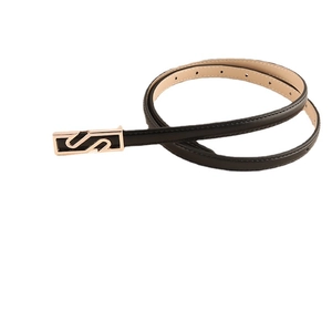 Cintura sottile in pelle nera con fibbia rettangolare dorata decorativa e logo S