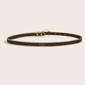 Détail d'une fine ceinture noire scintillante avec perles dorées et boucle vintage