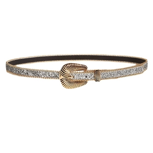 Ceinture fine pour femme avec boucle dorée gravée et paillettes argentées sur fond blanc
