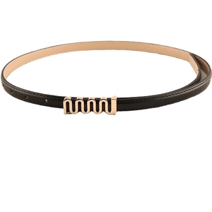 Ceinture fine en cuir noir pour femme avec boucle dorée ondulée élégante sur fond blanc