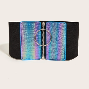 Détail de ceinture élastique avec motif crocodile bleu et anneau métallique argenté