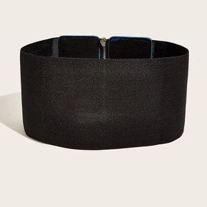 Détail de la ceinture corset élastique noire avec fermeture éclair et passepoil bleu vif