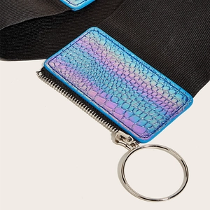 Détail d'une ceinture large élastique avec motif crocodile holographique et zip argenté rond
