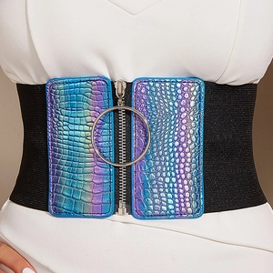 Détail de texture crocodile holographique et zip argenté sur ceinture élastique large