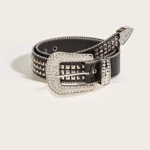 Detail der Punk-Strass-Schnalle auf schwarzem Krokodilledergürtel mit Nietenbesatz