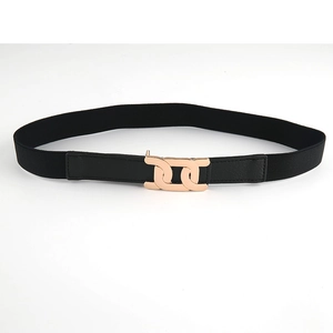 Détail de la ceinture élastique noire avec boucle à double anneau en métal doré brillant
