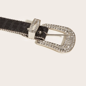 Schwarzer Gürtel mit Krokodilprägung, funkelnder Strass-Schnalle und Metallperlen