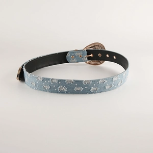 Cintura in denim azzurro con fibbia vintage a cuore e dettagli con paillettes