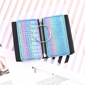 Vue détaillée de la ceinture crocodile holographique avec zip à anneau métal et bande élastique