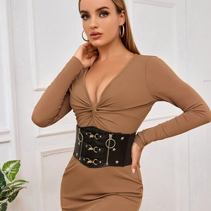 Dettaglio di cintura a corsetto punk con anello d'oro, borchie e stelle in metallo su modella