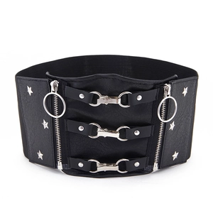Dettaglio di un corsetto punk nero con cerniere in metallo argentato e borchie a stella