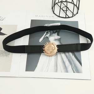 Cintura elastica nera con fibbia dorata vintage con rilievo di sole e luna per donna