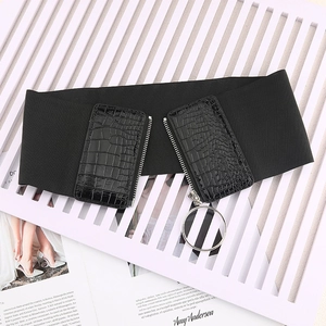 Détail de la large ceinture élastique noire avec texture crocodile et zip à anneau argenté