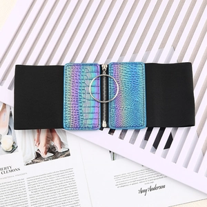 Détail de la ceinture élastique large avec texture holographique et fermeture éclair ronde