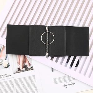 Large ceinture élastique noire avec fermeture éclair argentée et anneau sur des magazines