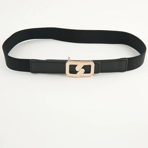 Vue détaillée d'une ceinture élastique noire avec une boucle géométrique en métal doré