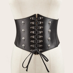 Ceinture large femme style punk noir avec rivets tête de mort argentés et laçage avant