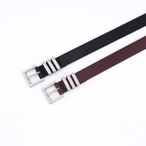Ceintures classiques en cuir noir et marron foncé avec boucles argentées et triples passants