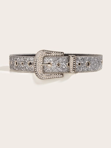Gros plan d'une ceinture argentée en strass avec boucle western et paillettes brillantes