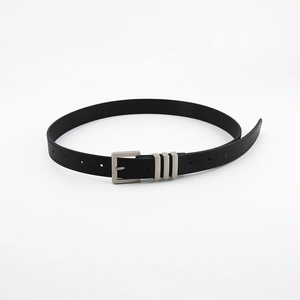 Détail d'une ceinture en cuir noir avec boucle carrée argentée et triples anneaux métal