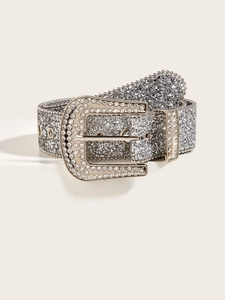 Gros plan d'une ceinture en strass argentés brillants avec boucle classique pour style Y2K