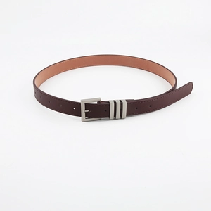 Ceinture fine marron foncé pour femme avec boucle carrée argentée et passants métalliques