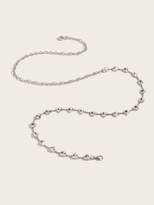 Nahaufnahme der silbernen Metall-Taillenkette mit herzförmigen Strasssteinen und Verschluss